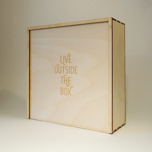 Houten doos met Live outside the box op schuifdeksel