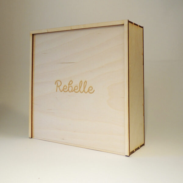 Houten doos met opschrift Rebelle